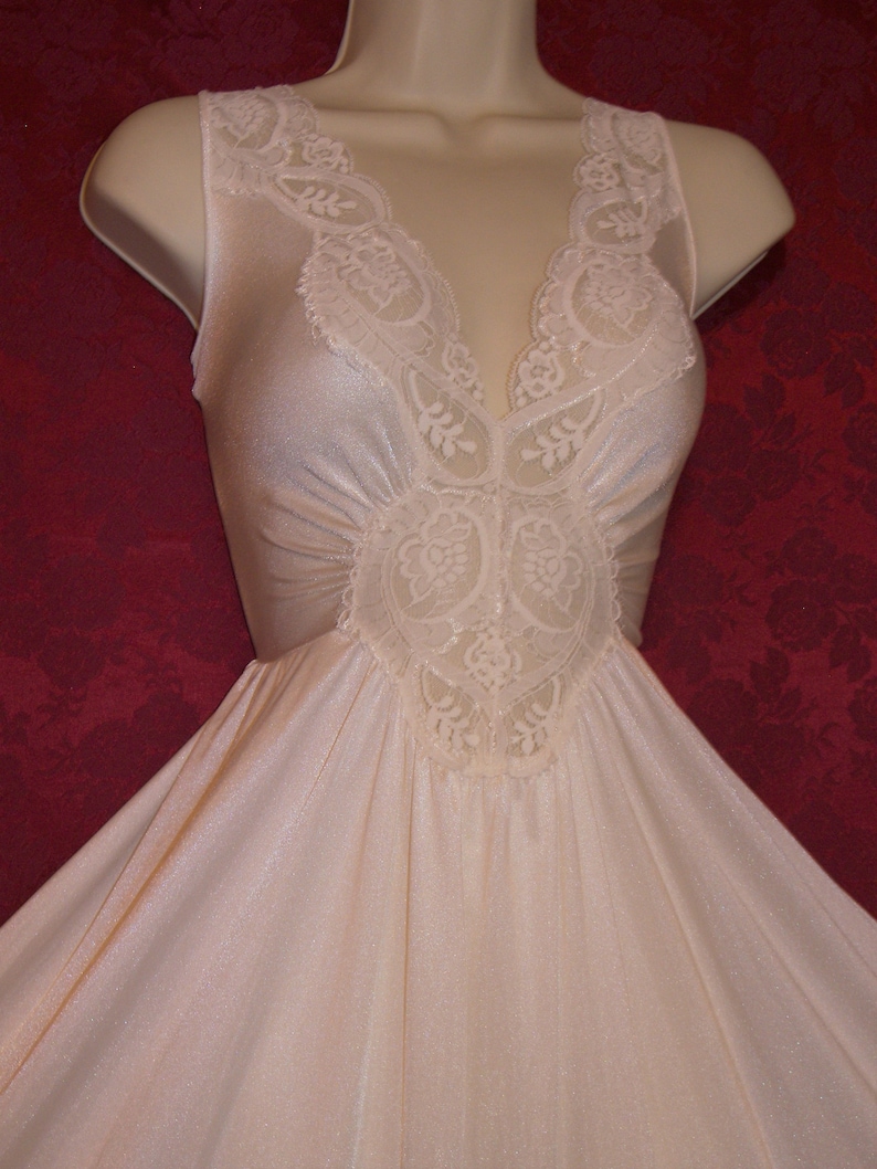 size XL Rare Plus Size OLGA cream formfit nylon spandex lace sweeping nightgown Bust to 46 Great condition.