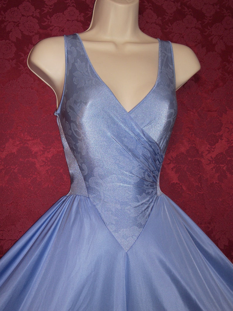 Gorgeous vintage OLGA periwinkle blue formfit nylon spandex jaquard wrap bodice sweeping nightgown size XL.