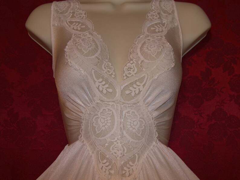 size XL Rare Plus Size OLGA cream formfit nylon spandex lace sweeping nightgown Bust to 46 Great condition.