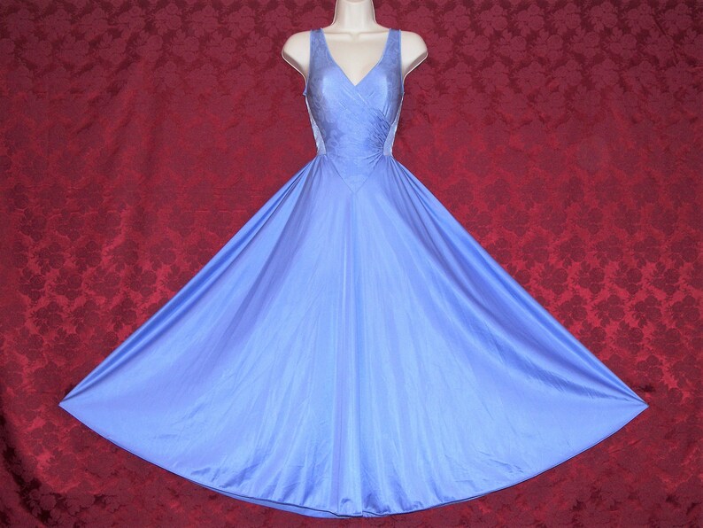 Gorgeous vintage OLGA periwinkle blue formfit nylon spandex jaquard wrap bodice sweeping nightgown size XL.