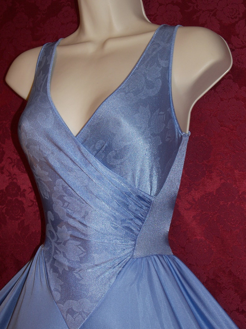 Gorgeous vintage OLGA periwinkle blue formfit nylon spandex jaquard wrap bodice sweeping nightgown size XL.