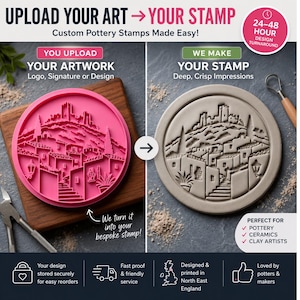 Puede incluir: Un sello de cerámica circular rosa con un relieve detallado de un pueblo en la ladera con casas y árboles, junto a una impresión en arcilla gris del mismo diseño. La imagen incluye texto como UPLOAD YOUR ART, YOUR STAMP y 24-48 HOUR DESIGN TURNAROUND.