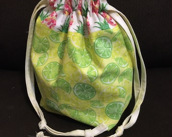 Mittelgroßer Kordelzugbeutel Ananas Zitronen Limetten Gelb Batik