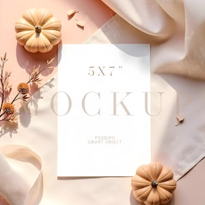 5 x 7 Halloween-uitnodigingsmockup, beige neutrale verjaardag stationaire testmodellen, vakantiewenskaart slim object mockup PSD en JPG
