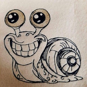 Peut inclure: Un dessin au trait noir et blanc d'un escargot souriant avec de grands yeux ronds. L'escargot est dessiné dans un style cartoon et a une grande coquille en spirale.