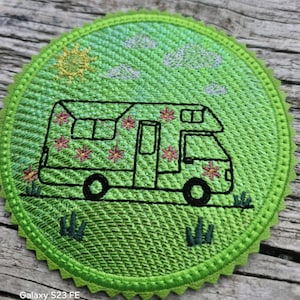 Peut inclure: Écusson brodé représentant un camping-car vert orné de fleurs roses, sur fond vert avec un soleil et des nuages. Le patch a un bord festonné, idéal pour les vêtements ou accessoires.