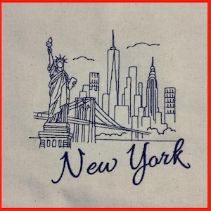 Peut inclure: Écusson brodé représentant un dessin au trait bleu de l'horizon de New York, avec la Statue de la Liberté, le pont de Brooklyn et des gratte-ciel. Le mot "New York" est écrit en cursive en dessous.