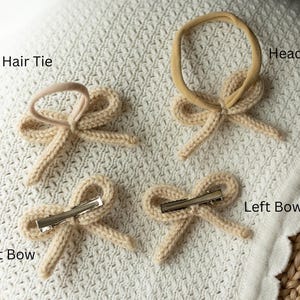 Pode incluir: Quatro la&ccedil;os de cabelo de malha bege com diferentes acess&oacute;rios. O la&ccedil;o superior esquerdo est&aacute; preso a um el&aacute;stico de cabelo, o la&ccedil;o superior direito est&aacute; preso a uma faixa de cabe&ccedil;a, o la&ccedil;o inferior esquerdo est&aacute; preso a um clipe e o la&ccedil;o inferior direito est&aacute; preso a um clipe. O texto "Hair Tie", "Headband", "Left Bow" e "Right Bow" est&aacute; escrito abaixo de cada la&ccedil;o.