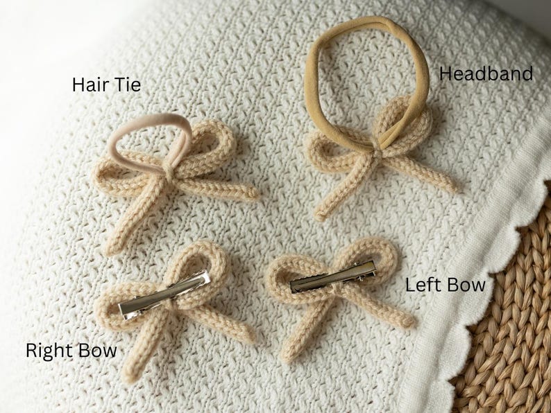 Pode incluir: Quatro la&ccedil;os de cabelo de malha bege com diferentes acess&oacute;rios. O la&ccedil;o superior esquerdo est&aacute; preso a um el&aacute;stico de cabelo, o la&ccedil;o superior direito est&aacute; preso a uma faixa de cabe&ccedil;a, o la&ccedil;o inferior esquerdo est&aacute; preso a um clipe e o la&ccedil;o inferior direito est&aacute; preso a um clipe. O texto "Hair Tie", "Headband", "Left Bow" e "Right Bow" est&aacute; escrito abaixo de cada la&ccedil;o.