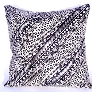 Puede incluir: Almohada de tiro de patrón blanco y negro con un diseño geométrico. El patrón presenta una serie de líneas diagonales y puntos.