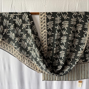 Écharpe, bonnet en batik, batik traditionnel, motif feuille de curry, estampé à la main 21 x 84 po.