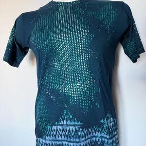 Camiseta batik tulis índigo con tintes naturales dibujados a mano: motivo contemporáneo