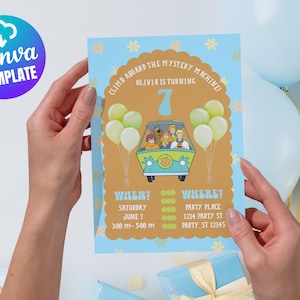 Pode incluir: Um convite de aniversário com a Máquina Mistério do Scooby-Doo. O convite é azul claro com uma borda ondulada marrom e inclui o texto "Climb Aboard The Mystery Machine!" e "Olivia faz 7 anos". Inclui detalhes da festa.