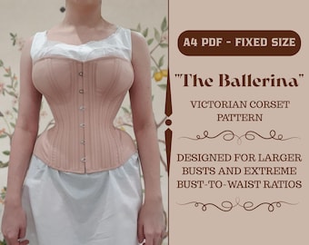 Pode incluir: Um espartilho vitoriano bege com listras verticais e fechos prateados. É usado sobre um top branco e uma saia branca. O texto diz: "The Ballerina", padrão de espartilho vitoriano, projetado para bustos maiores e proporções extremas de busto-cintura.