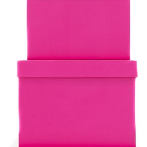Pode incluir: Quatro caixas de encaixe rosa empilhadas umas sobre as outras. As caixas são feitas de papelão e têm um acabamento liso e brilhante.