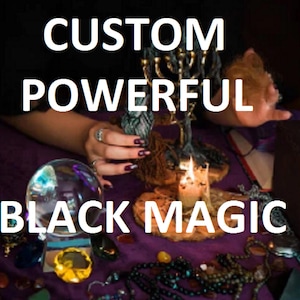 Puede incluir: Imagen con las palabras "CUSTOM POWERFUL BLACK MAGIC" en texto blanco. Una bola de cristal, velas y joyas están sobre una superficie púrpura. Una mano con anillos está cerca de una menorá.
