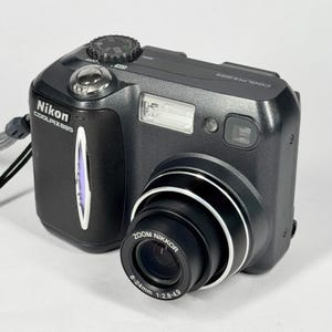 Vintage Nikon COOLPIX 885 Compact Y2K 3.2 Megapixel CCD Point-and-shoot digital camera 2000&#39;s