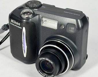 Vintage Nikon COOLPIX 885 Compact Y2K 3.2 Megapixel CCD Point-and-shoot digital camera 2000's