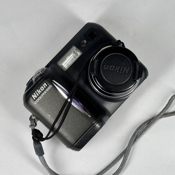 Klasyczny aparat cyfrowy Nikon COOLPIX 885 Compact Y2K z matrycą