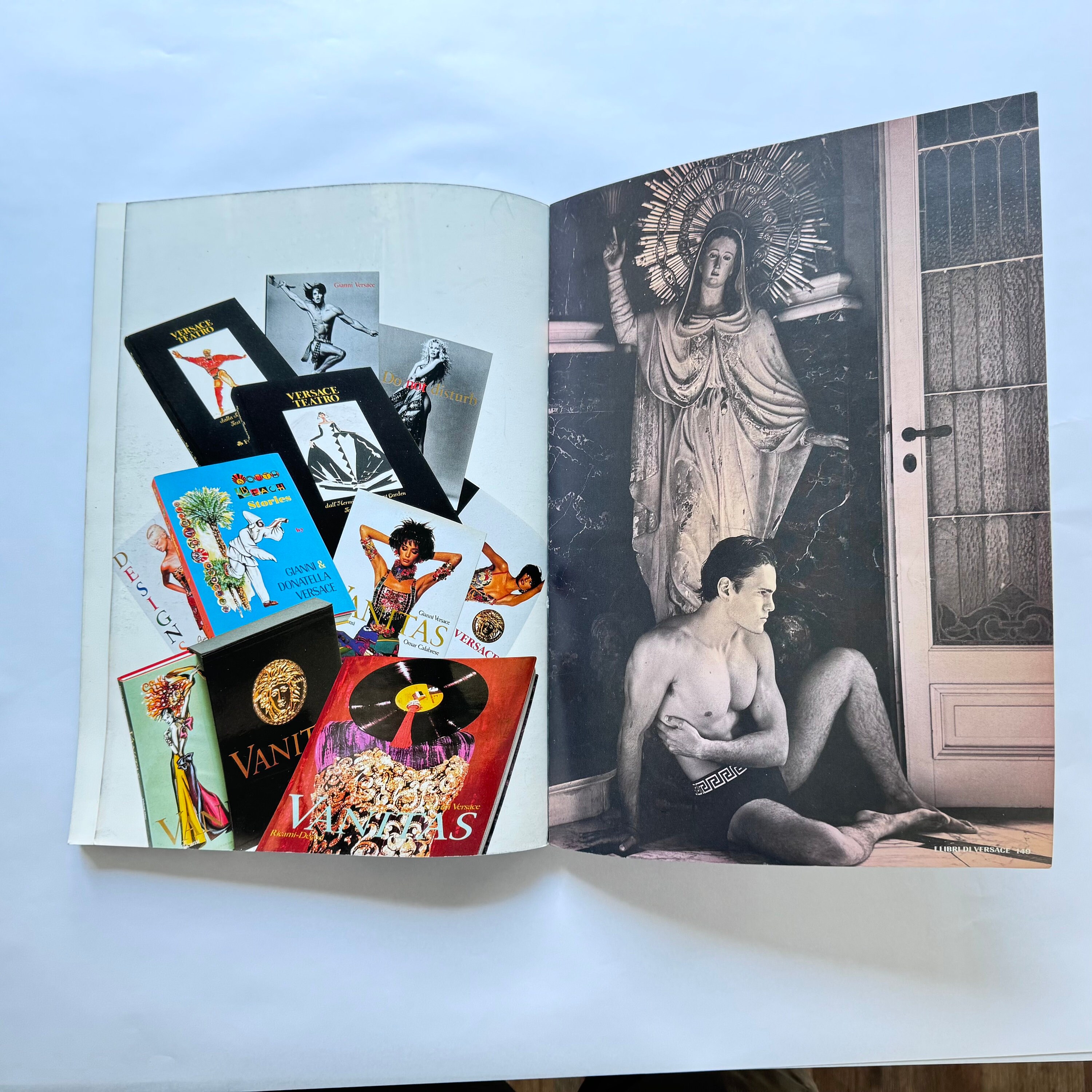 VERSACE 1999 / 2000 ヴェルサーチ　カタログ　写真集 VERSACE 1999 散ら / 2000 ヴェルサーチ カタログ 写真集