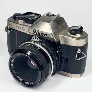 Cámara réflex de película Nikon FM10 vintage con objetivo fijo Nikkor 50 mm f/2 Ai