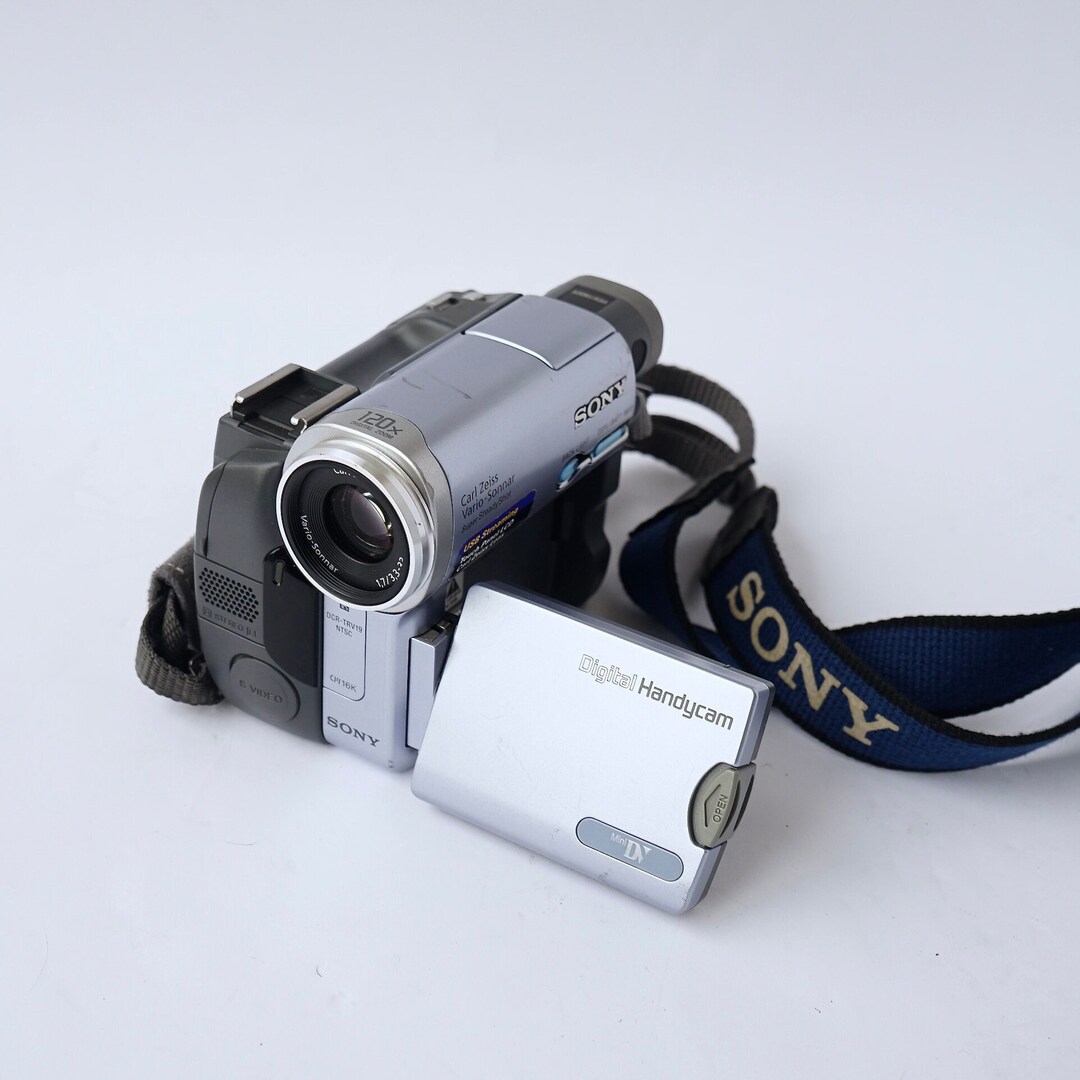 Vintage Sony Handycam DCR-TRV19 Minidv Digital Video Camcorder