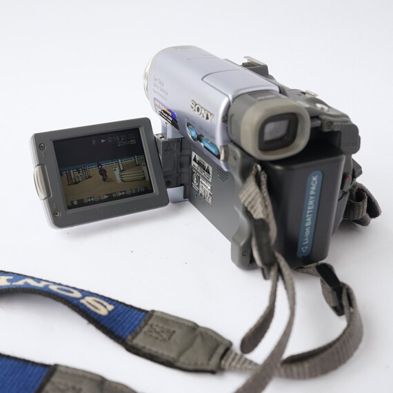 Vintage Sony Handycam DCR-TRV19 Minidv Digital Video Camcorder