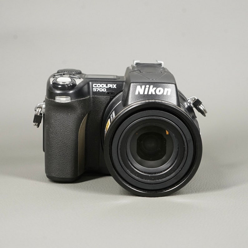Vintage NIKON COOLPIX 5700 Y2k Point-and-shoot digital camera 5 megapixel image 3