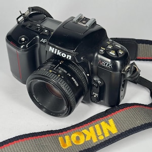 Cámara réflex vintage Nikon N6006 con enfoque automático de película de 35 mm y lente AF Nikkor de 50 mm f/1,8