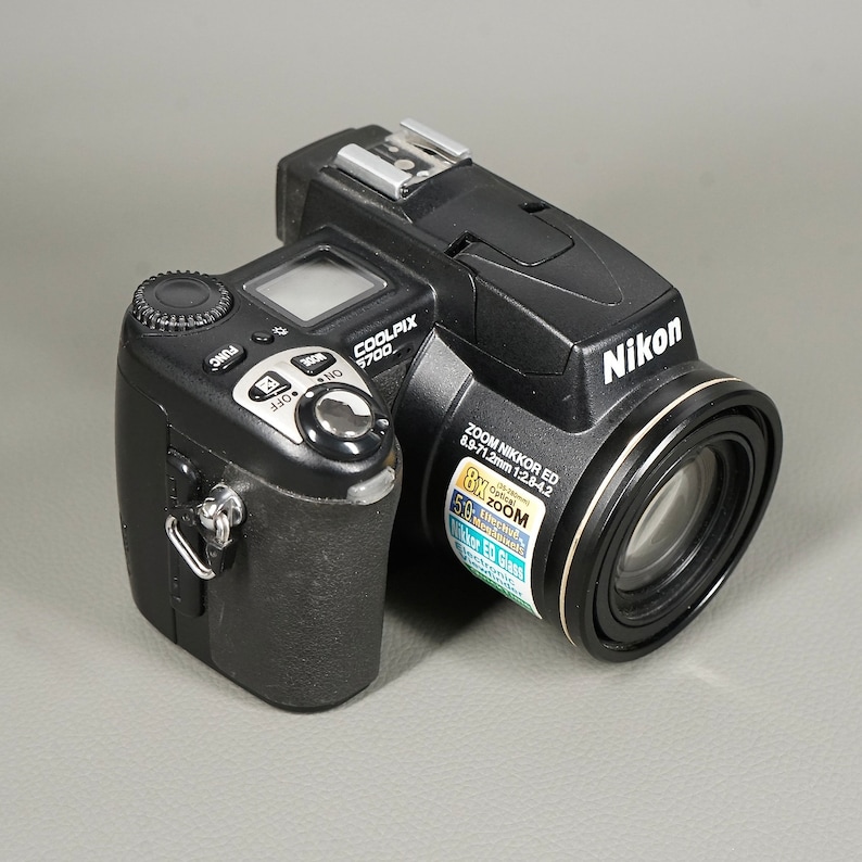 Vintage NIKON COOLPIX 5700 Y2k Point-and-shoot digital camera 5 megapixel image 2