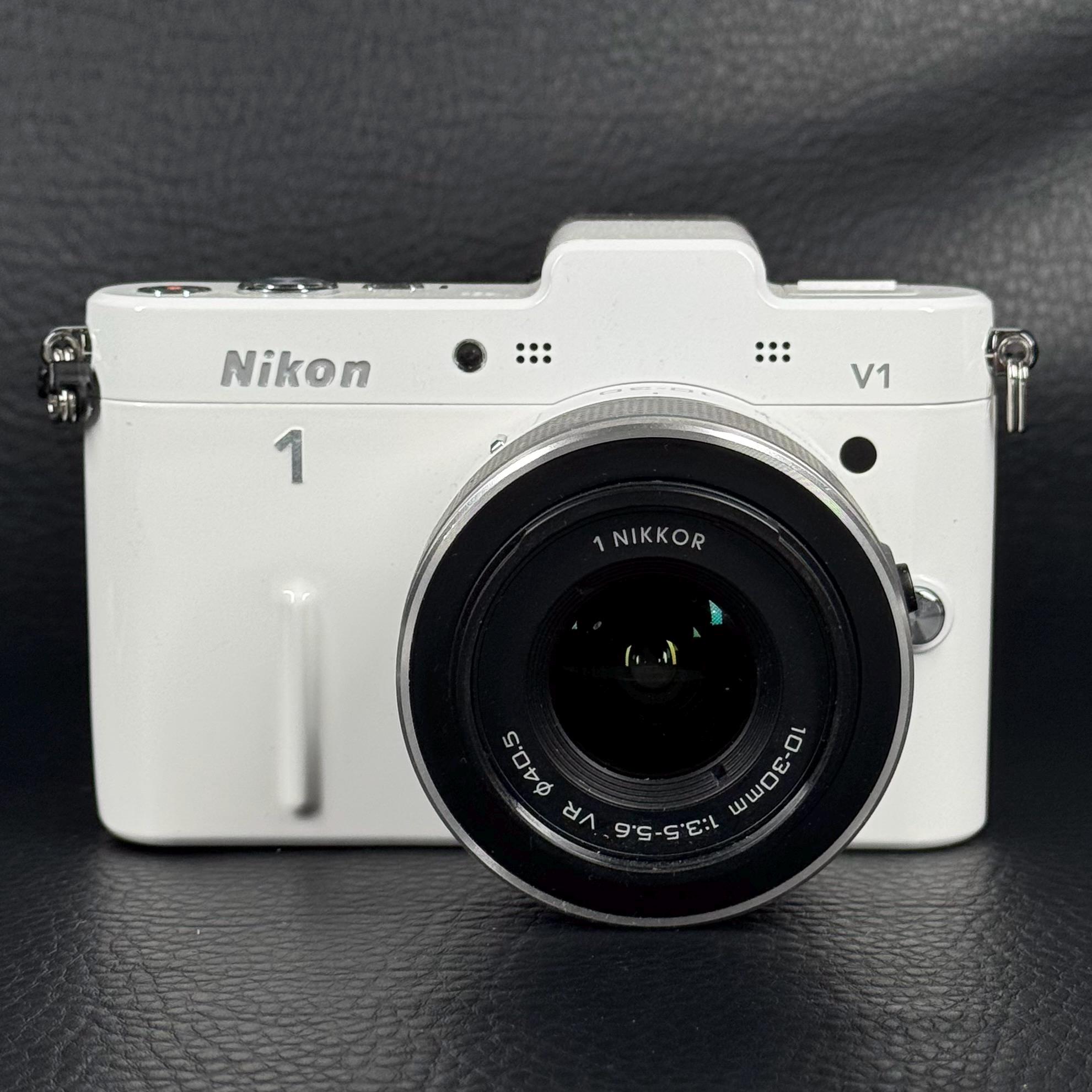 Vintage Nikon V1 Mirrorless Camera Kit W/ 1nikkor 10-30mm VR Zoom