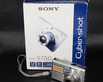 Vintage Sony Cyber-Shot DSC-S750 Compact Y2K Point-and-shoot digital camera