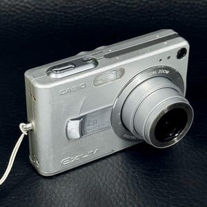 Vintage Casio EXILIM EX-Z40 Compact Y2K Point-and-shoot digital camera
