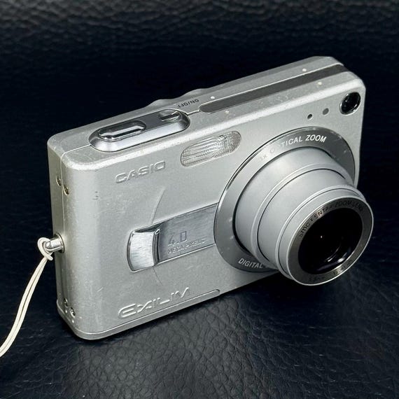 CASIO EX-Z40 コンパクトデジタルカメラ Amazon | CASIO EXILIM ZOOM EX-Z40 シルバー | コンパクト 通販