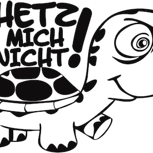 Könnte beinhalten: Schwarz-weiße Cartoon-Schildkröten-Illustration mit dem deutschen Text "Hetz Mich Nicht!". Die Schildkröte hat einen gefleckten Panzer und ein lächelndes Gesicht. Das Design ist einfach und fett, geeignet für verschiedene Produkte.