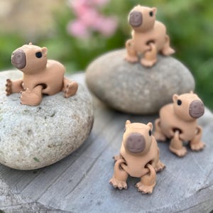Figura de carpincho con patas móviles que realza la decoración de tu escritorio y objetos de colección / Miniatura de la serie 1. Regalo perfecto para amantes de los animales.