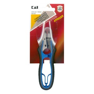 Może przedstawiać: Nożyczki do nici z niebiesko-czarnym uchwytem i przezroczystą plastikową osłoną ostrza. Na opakowaniu napisano "4 3/4 cala / 120 mm" i "Thread Clips". Narzędzie wykonane jest ze stali nierdzewnej węglowej z wanadem.