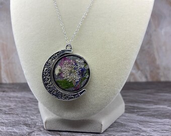 Collar con colgante de resina floral: Encaje de la Reina Ana, Luna de flores silvestres