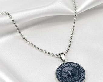 Collar de águila para él – Colgante celta masculino de acero inoxidable – Medallón de resina de 25 mm – Cadena con placa de identificación – Regalo de estilo vikingo