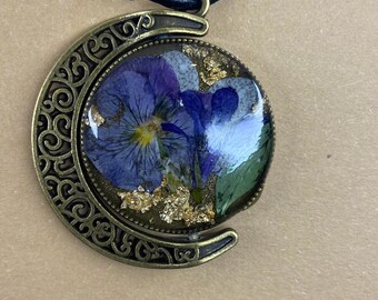 Colgante floral de resina hecho a mano: flores azules, copos de oro y collar de luna.