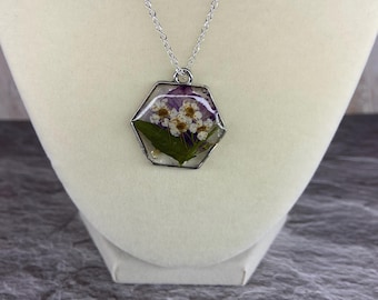 Collar con colgante floral: flores prensadas moradas y blancas hechas a mano