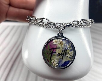 Pulsera de resina con flores prensadas: joyería de acero inoxidable con fe