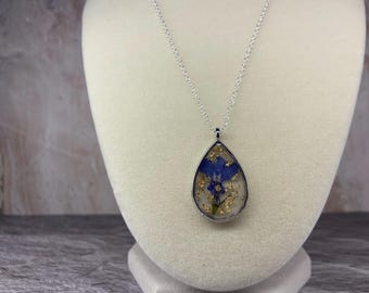 Collar de flores prensadas hecho a mano: joyería de resina índigo con copos de oro