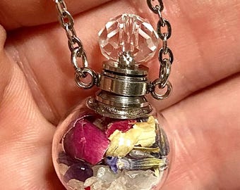 Collar con amuleto de amor propio / Cristal, rosa y lavanda / Acero inoxidable de 61 cm
