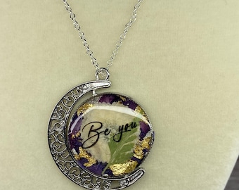 Collar colgante de resina hecho a mano / Flores prensadas auténticas y copos de oro / Incrustación con cita inspiradora "Be You"