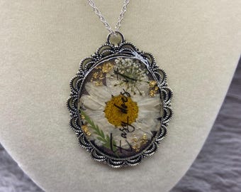 Collar con colgante de margarita hecho a mano: flor prensada, copos de oro y cadena de acero inoxidable.