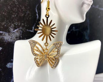 Pendientes colgantes de mariposa y sol dorados: detalles de diamantes de imitación, joyería bohemia