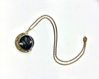 Collar de media luna de acebo – Colgante botánico navideño – Joya de luna dorada – Cabujón de resina – Regalo navideño para ella – Doble cara
