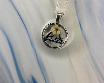 Collar colgante de resina Trinidad de la Esperanza: un regalo para la recuperación