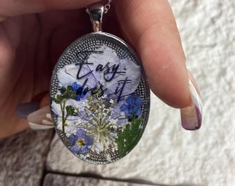 Collar con colgante de resina floral azul: encaje de la Reina Ana, joyería de recuperación